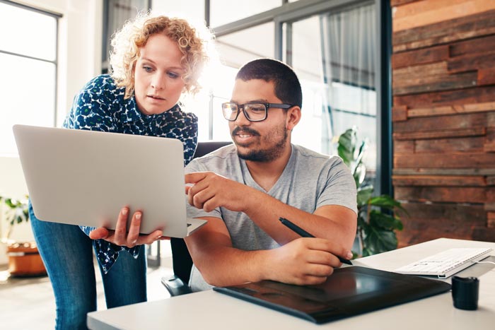 IT tech helping out an employee resolve a technical issue